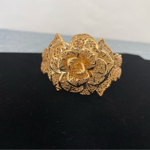 Elegant Gold tone Floral Bracelet - Picture 3 of 5